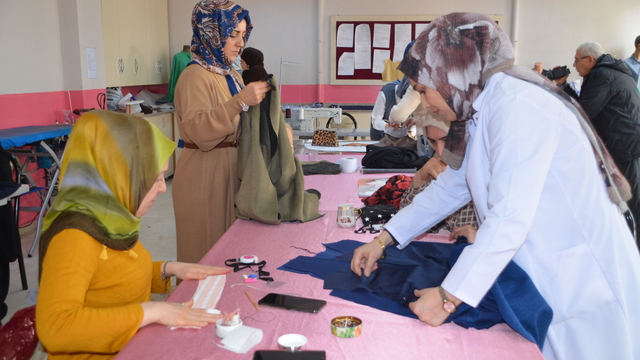 Muşlu kadınlar Halk Eğitim Merkezi'nde terzilik öğreniyor