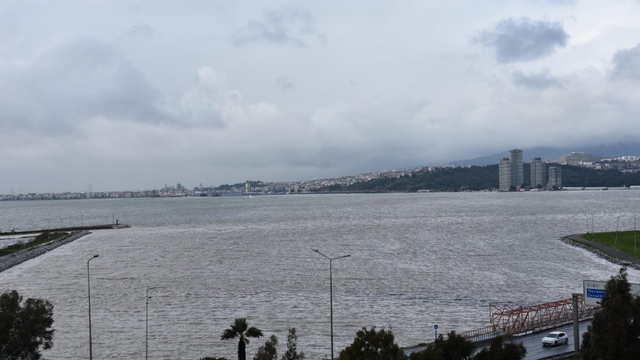 İzmir'de sağanak; denizin rengi değişti