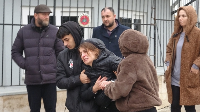 Antalya'da 10 kişinin ölümüyle sonuçlanan kazada acı Adli Tıp Kurumu önüne taşındı
Otobüs sürücüsü 4 gün önce işe başlamış
Cenazeler teslim edildi aileler ayakta durmakta zorlandı
Akdeniz Üniversitesi öğrencisi 3 gencin cenazeleri için hocaları da morg kapısında bekledi