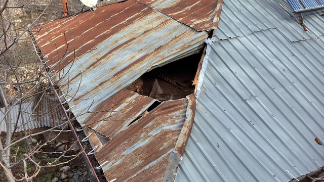 Konya'da dağdan kopan kaya parçası evin damına düştü
