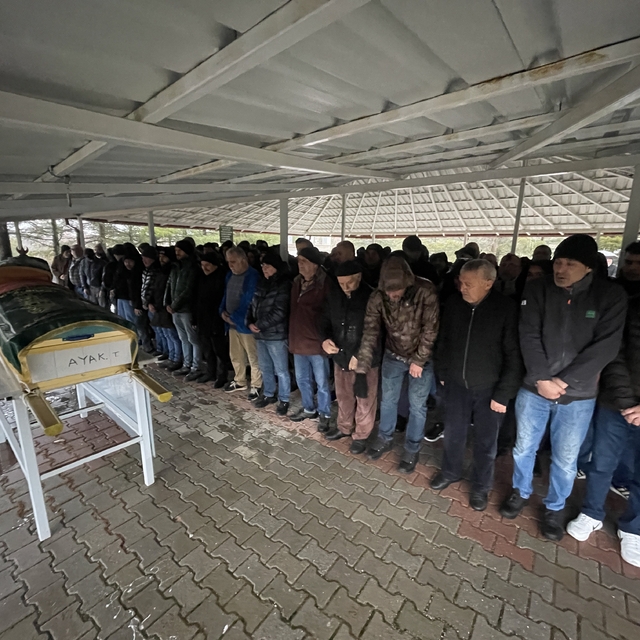 Aile ziyareti dönüşünde kazada ölen anne ve kızı yan yana defnedildi
Antaly...