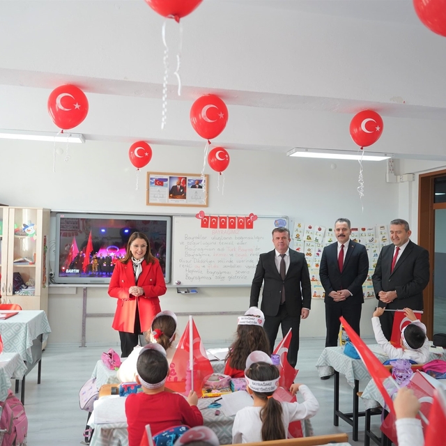 Zonguldak'ta ikinci dönemin ilk dersi 'Bayrak Sevgisi' oldu