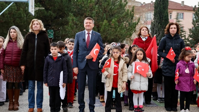 Ertuğrulgazi İlkokulu'nda ikinci dönemin ilk dersi bayrak temasıyla yapıldı