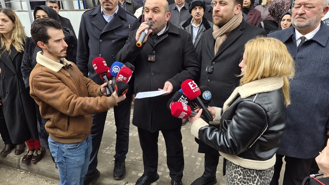 Başkan Albayrak: "Şehirde sel varken, vatandaş evinde elini yıkayacak su bulamadı"
Eskişehir AK Parti İl Başkanı Gürhan Albayrak ESKİ'nin önünde basın açıklaması yaptı
"Bu mağduriyete sebep olanları istifa etmeli haklarında soruşturma başlatılmalı"