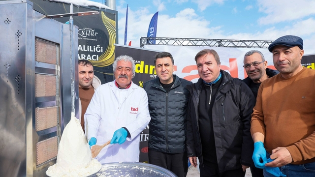 Ergan Dağı Kayak Merkezi'nde vatandaşlara "tulum döner" ikram edildi