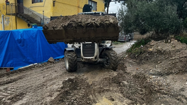 Efeler'den sağanak yağışa hızlı müdahale