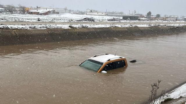 Su kanalına uçan otomobilin sürücüsü aranıyor
