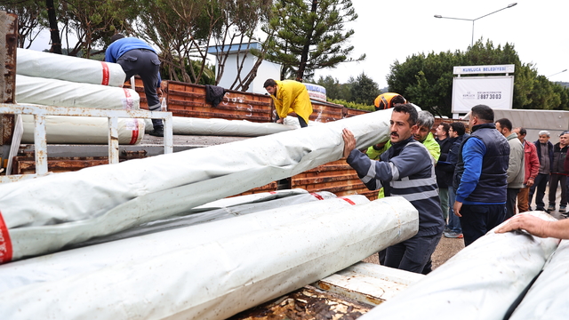 Antalya'da hortum ve fırtınadan zarar gören üreticiye sera naylonu dağıtıldı