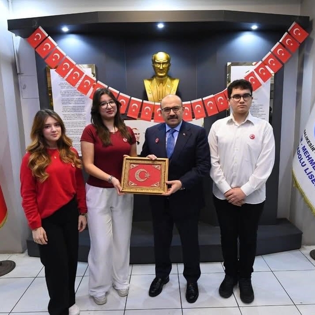 Balıkesir'de eğitimde ikinci dönem, bayrak sevgisiyle başladı