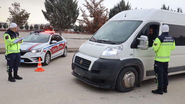 Trafik jandarması okul servis denetimlerine başladı