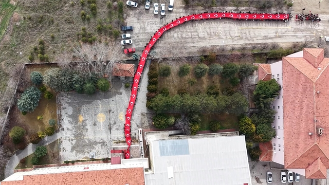 Öğrenciler, 150 metrelik dev Türk bayrağıyla okula giriş yaptı