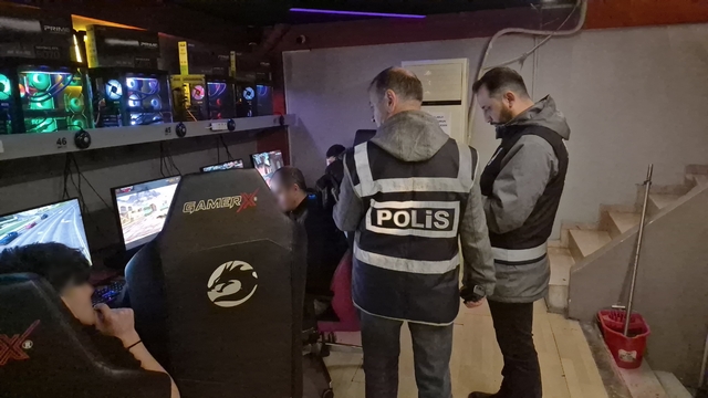 Polisin internet kafede yakaladığı çocuklar panik yaşadı
Eskişehir'de polis ekipleri oyun salonu denetimi gerçekleştirdi