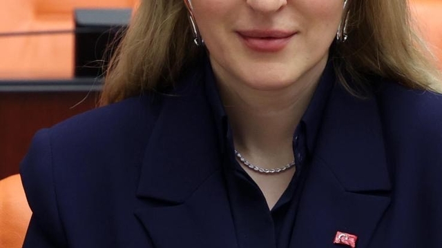 AK Parti Malatya Milletvekili İnanç Siraç Kara Ölmeztoprak, Berat Kandili mesajı
"Berat, gönüllerin masivâdan arındığı diriliş gecesidir"