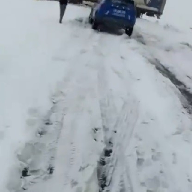 Kars'ta kayan tır kara yolunu ulaşıma kapattı