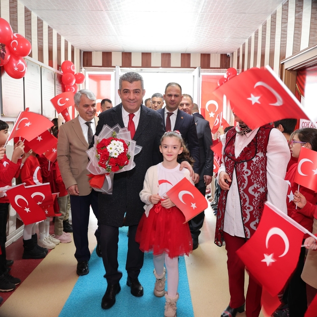 Yeni döneme ay-yıldızlı bayrakla başladılar