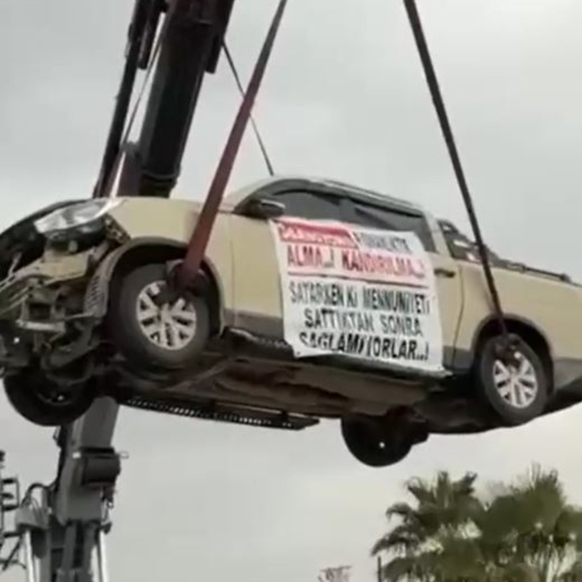 Aldığı sıfır kamyoneti, hatalı çıktığını öne sürüp, bayinin önünde vinçle k...