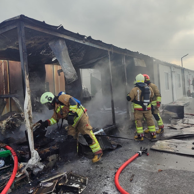 Konteynerde çıkan yangın söndürüldü