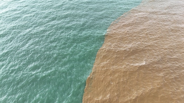 Alanya'da toz taşınımı ve sağanak yağış denizin rengini değiştirdi
Bazı mahallelerde çamur yağdı, derelerden denize taşınan sular sahil kesiminde denizin rengini kahverengiye çevirdi