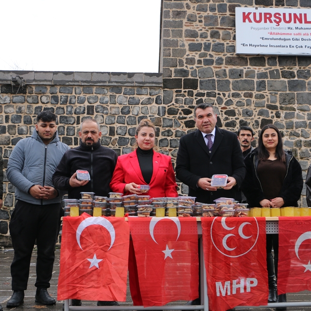 Diyarbakır'da vatandaşlardan Devlet Bahçeli'ye 'süreç' teşekkürü
MHP Sur te...