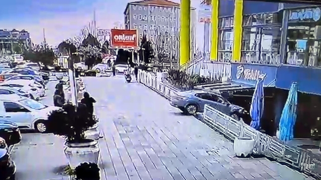 Sürücüsünün fren yerine gaza bastığı otomobil, AVM'de kafeye daldı; 1 yaralı