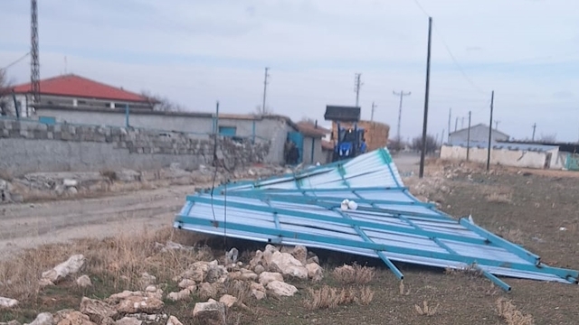 Aksaray'da kuvvetli rüzgar nedeniyle uçan çatının altında kalan kişi ağır yaralandı