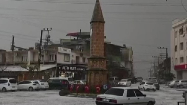 Adana'da dolu yağışı etkili oldu