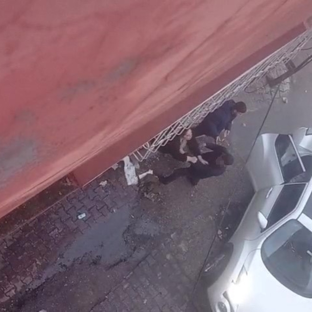 Eski eşini sokak ortasında darbeden şahıs gözaltına alındı