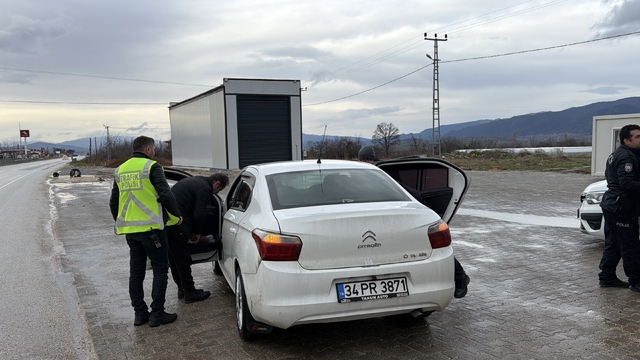 Tokat'ta uygulama noktasında bir araçta kaçak göçmen yakalandı