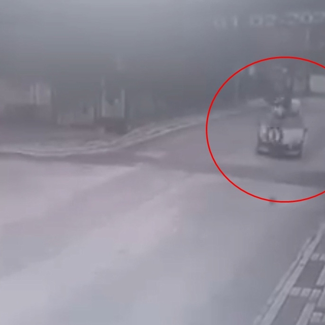 Otomobille çarpışan elektrikli bisiklet sürücüsünün yaralandığı kaza kamera...