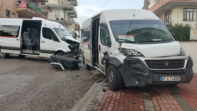 Antalya'da servis araçlarının kaza yapması sonucu iki öğrenci yaralandı
