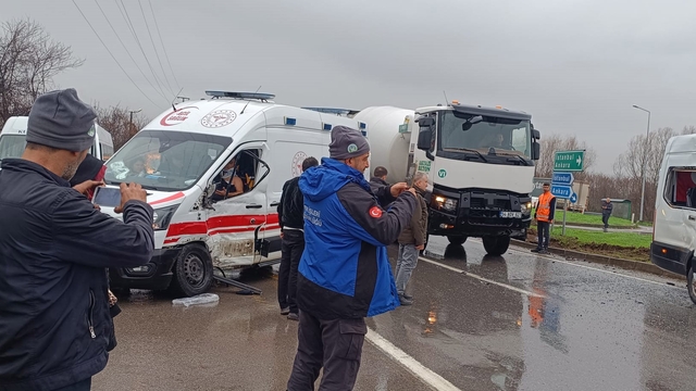 Sakarya'da ambulans ile işçi servisi çarpıştı: 11 yaralı