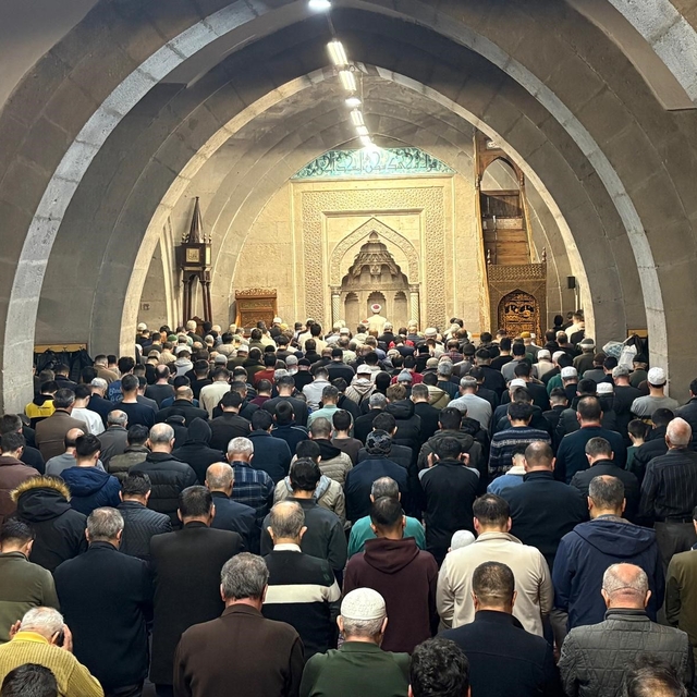 Kayserili vatandaşlar Berat Kandilinde ellerini semaya açtı