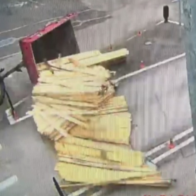 Tünel çıkışında traktörün kalas yüklü römorku devrildi; o anlar kamerada