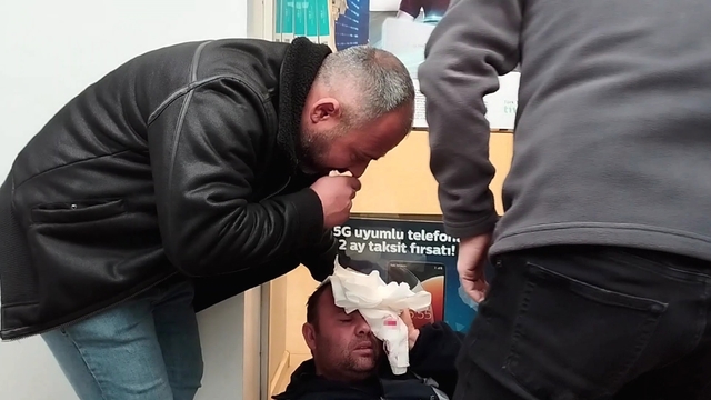 Ordu'da rüzgarda düşen tabela kafasına çarpan belediye işçisi yaralandı