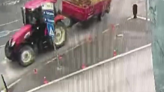 Traktörün devrilen römorkundaki keresteler yola dağıldı: O anlar kamerada