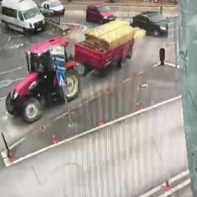 Traktörün devrilen römorkundaki keresteler yola dağıldı: O anlar kamerada