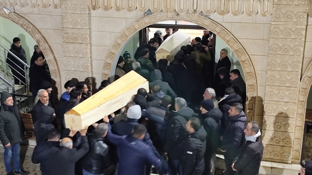 Evde çıkan yangında çift öldü, 2 kişi dumandan etkilendi (3)