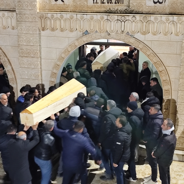 Evde çıkan yangında çift öldü, 2 kişi dumandan etkilendi (3)