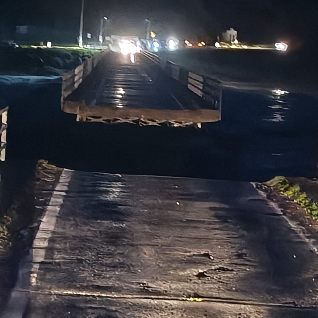 Susurluk'ta selde köprü ortadan ikiye ayrıldı