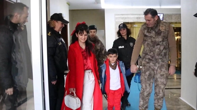 Emniyet müdüründen yürek ısıtan hareket
Kayseri İl Emniyet Müdürü Atanur Aydın, şehit çocuğunu ikinci dönemin ilk ders zilinde yalnız bırakmadı