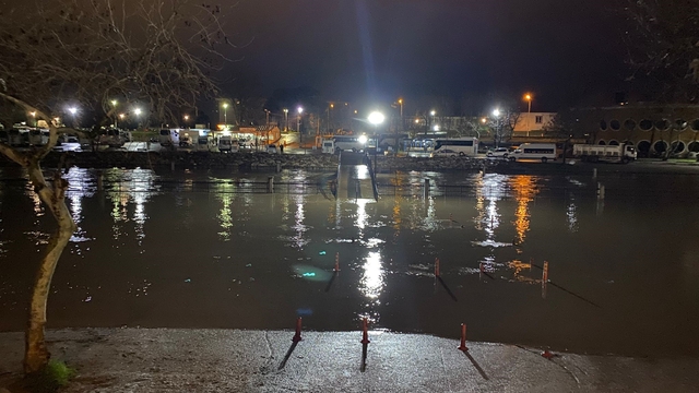 Çanakkale'de çay taştı: Otopark sular altında kaldı