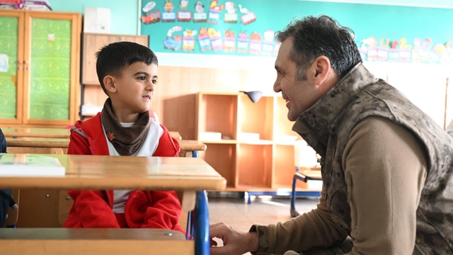 Emniyet müdürü, şehit çocuğunu okula bıraktı