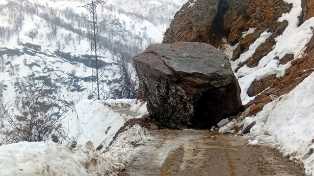 Bitlis'in 2 ilçesinde köy yollarında heyelan ulaşımı etkiledi