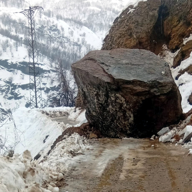 Bitlis'in 2 ilçesinde köy yollarında heyelan ulaşımı etkiledi
