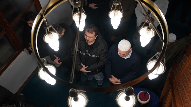 Sakarya'da Berat Kandili'nde vatandaşlar camileri doldurdu