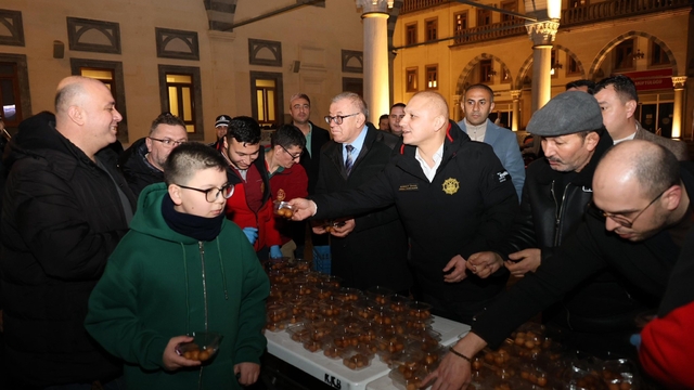 Başkan Önal, Berat Kandili'nde vatandaşlara lokma ikramında bulundu