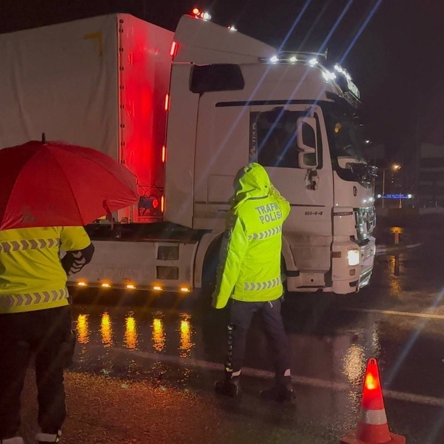 Erzincan'da sağanak, kar ve sis ulaşımı durdurdu