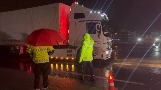 Erzincan'da sağanak, kar ve sis ulaşımı durdurdu