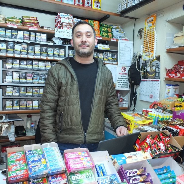 Dede mesleği Köy bakkalı hizmete devam ediyor