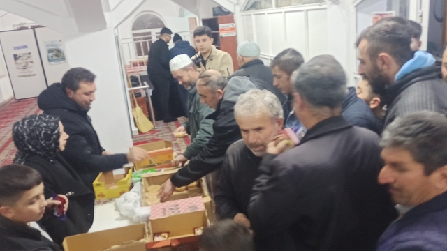 Yeşilyurt Kaymakamı Altın, camide helva dağıttı